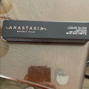 Liquid glow highlighter in shade oyster